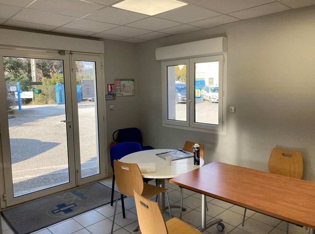 Local d'activités sur terrain clos + logement