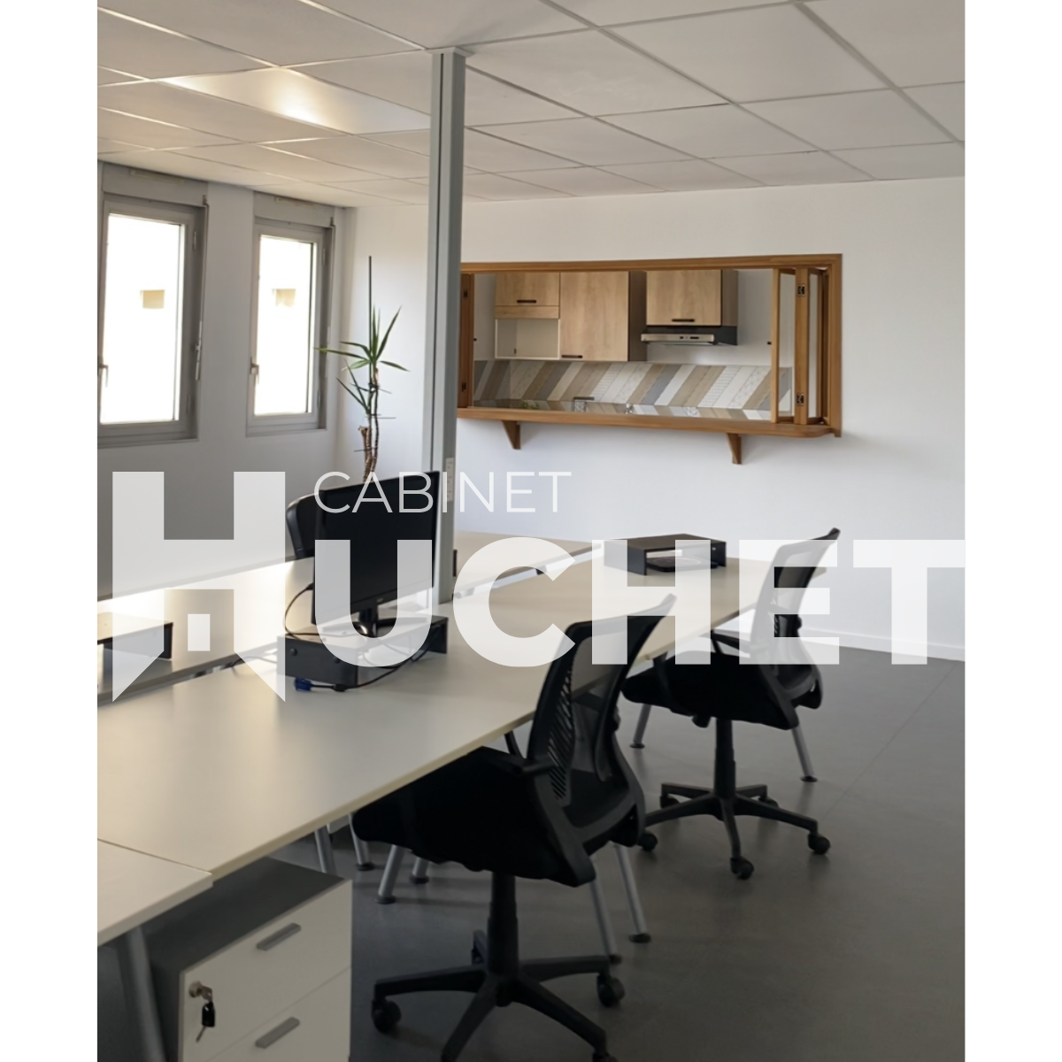 14. A VENDRE BUREAUX 220 m2 Caen avec 4 places de parking.