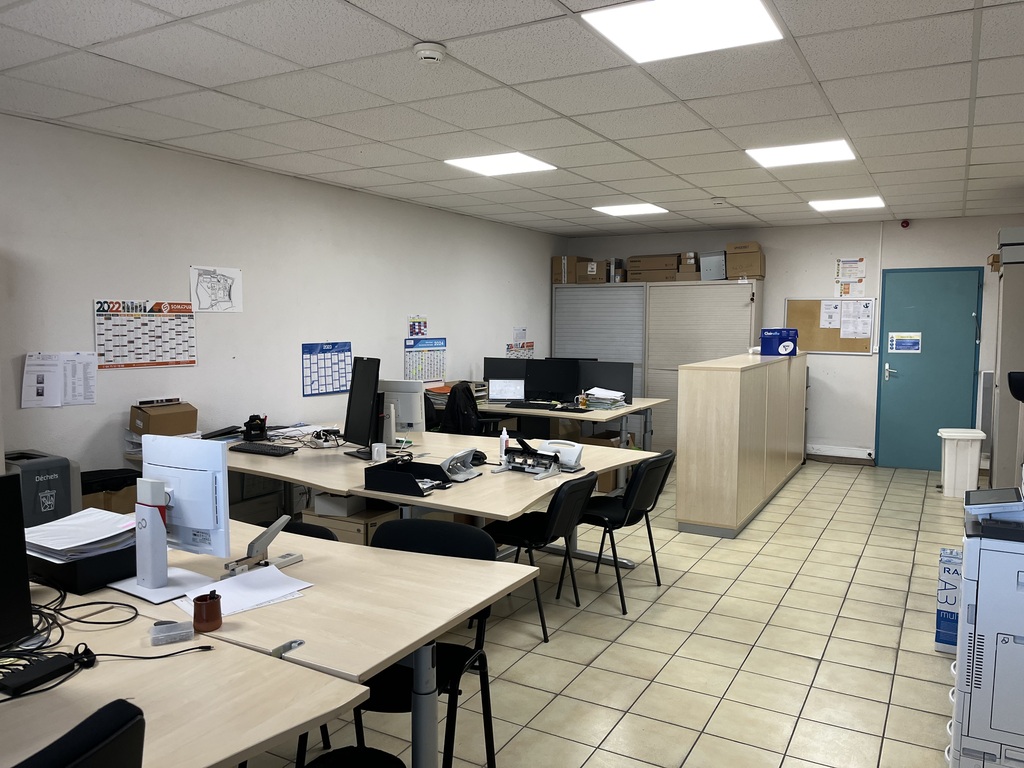 A louer 310m² : bureaux avec espace de stockage