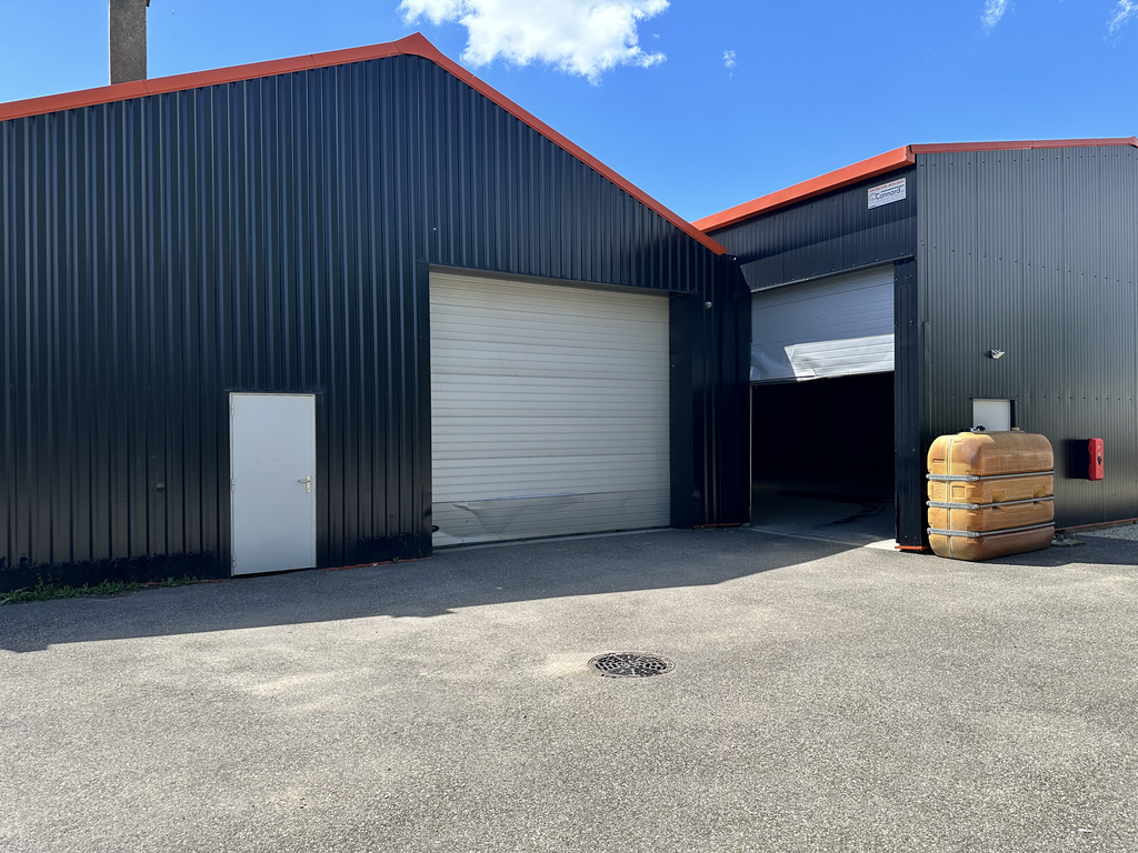 Entrepôt à 350 m² à Tossiat - Bord RN