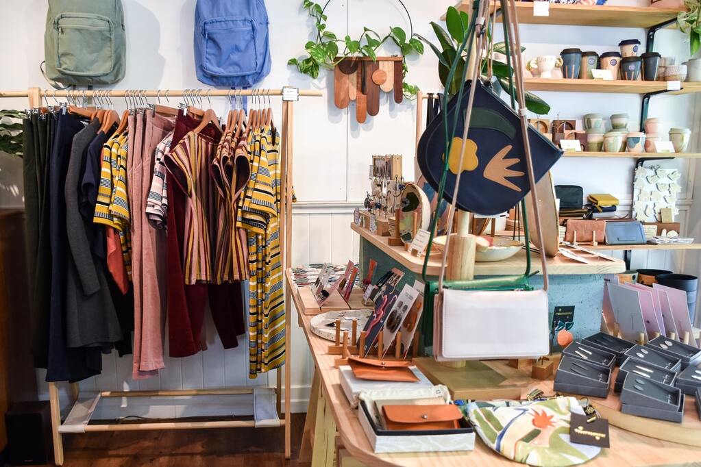 A vendre, Angoulême, vide grenier permanent et vide maison. 