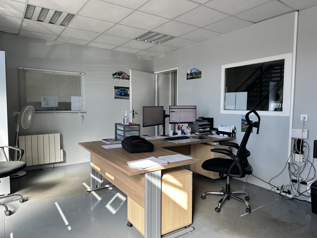LOCAL ARTISANAL/BUREAU VIRIAT MAJORNAS 190 m²