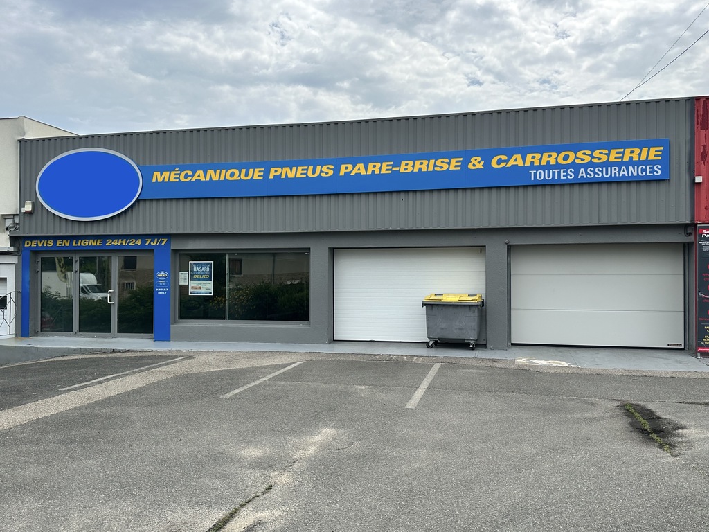 LOCAL D'ACTIVITÉS OU DE ARTISANAL DE 215  m² - PÉRONNAS