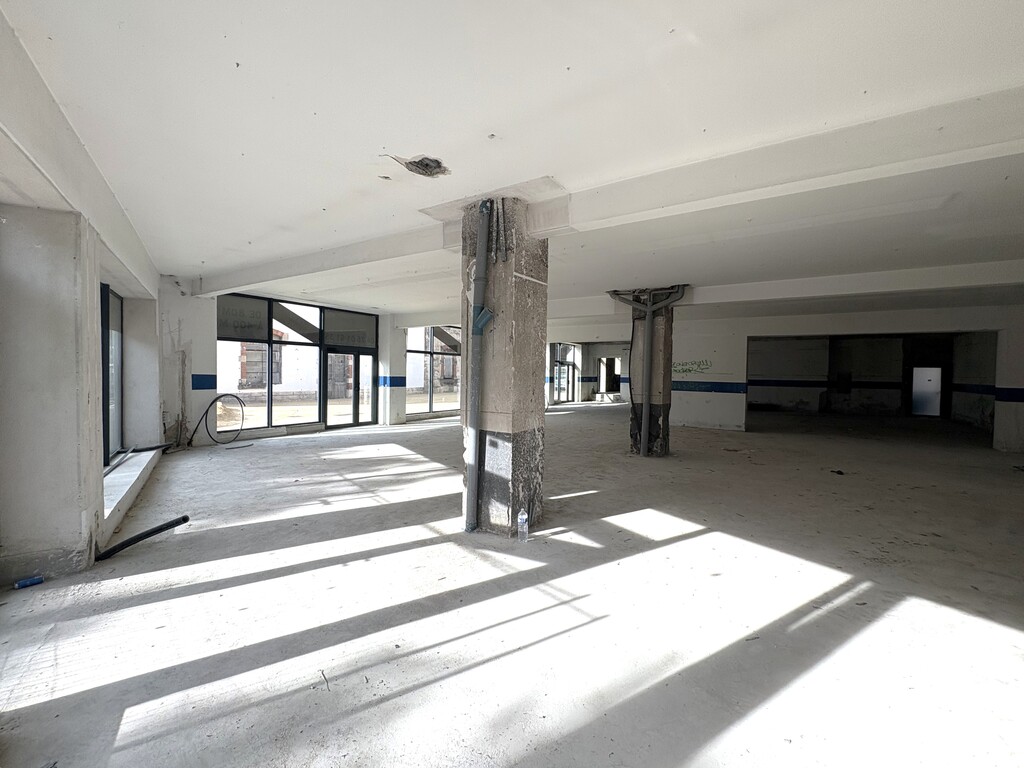 Local commercial 380m² avec parking
