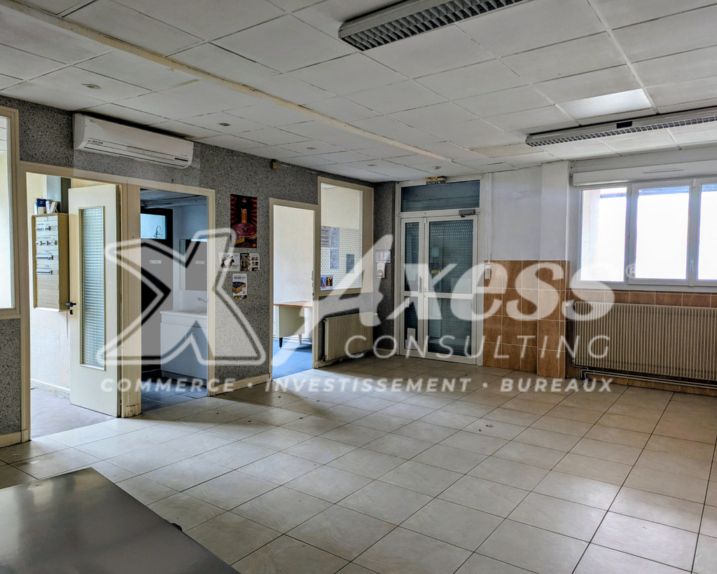 LOCAL 160m2 disponible immédatement à 2 min Autoroute et Cen