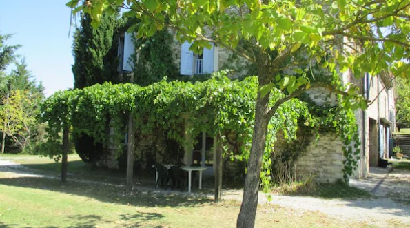 À vendre  Bâtisse en pierre avec gîte, piscine et dépendanc