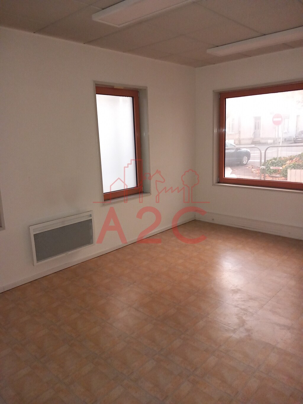 À LOUER  BUREAUX EN REZ-DE-CHAUSSÉE  PENTAGONE