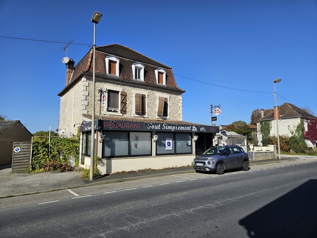 ENSEMBLE IMMOBILIER COMMERCIAL ET HABITATION