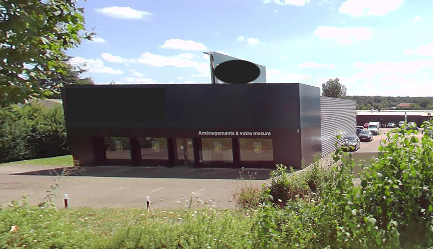 LOCAL COMMERCIAL À LOUER  EXCELLENTE VISIBILITÉ EN BORD DE